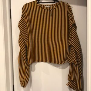 Trendy Zara top with striped sleeves